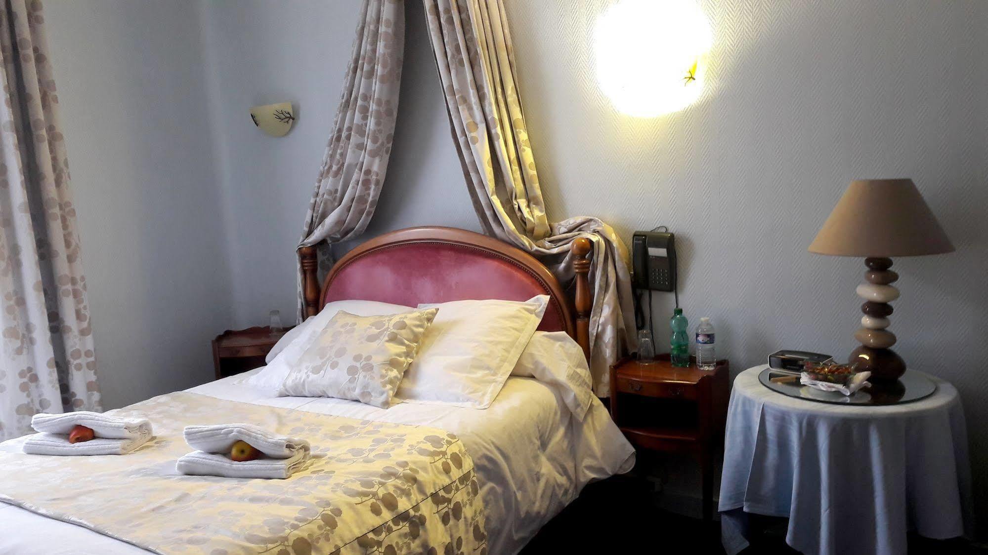 Logis Hotel Et Restaurant Du Dauphin Sees Luaran gambar