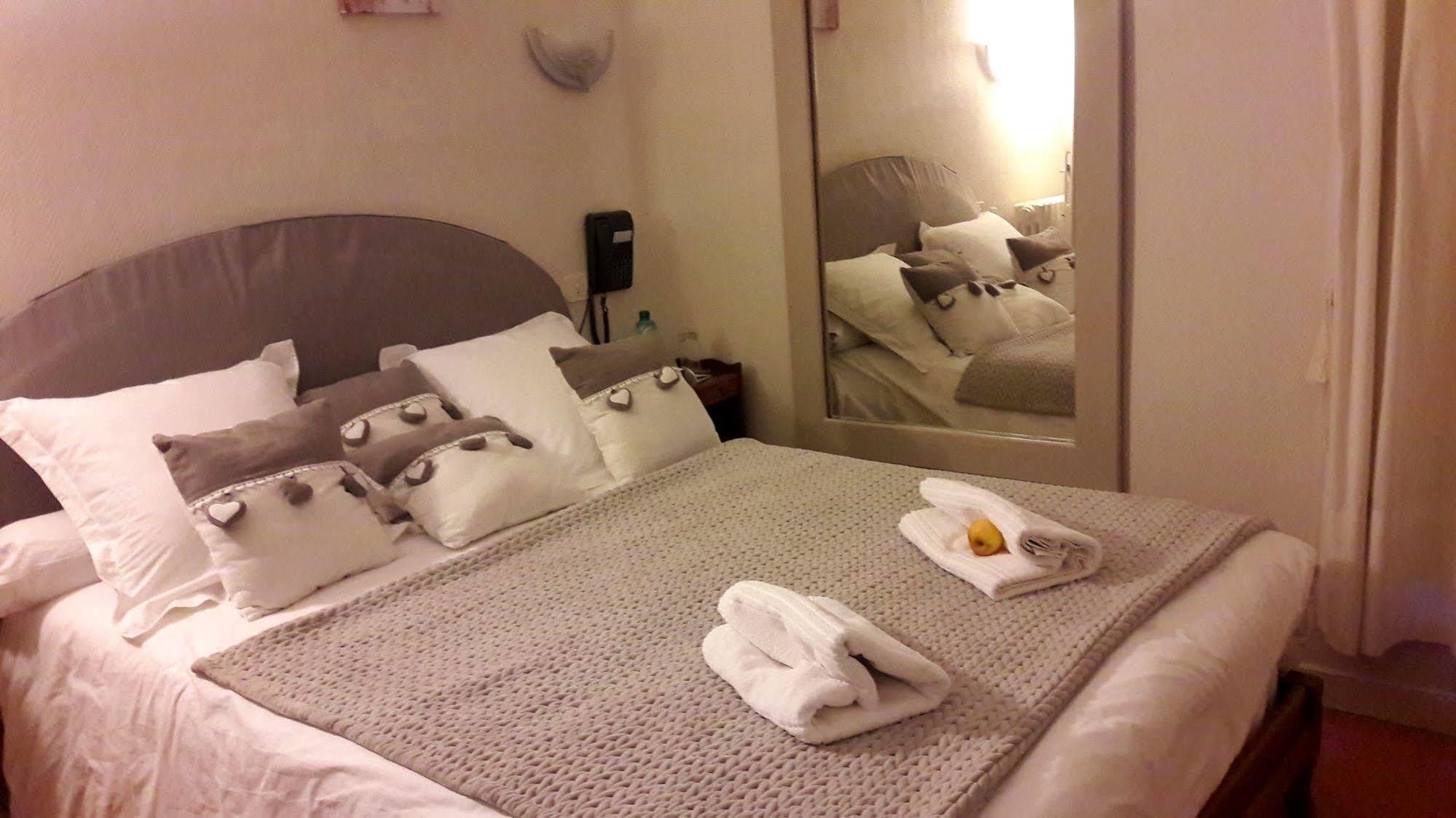Logis Hotel Et Restaurant Du Dauphin Sees Luaran gambar